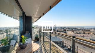 Uitzonderlijk appartement van 235m², gelegen in de prestigieuze residentie Midan op het Rubensplein, afgewerkt met luxueuze materialen. Volledige gevelbreedte van 12,5 meter met frontaal zeezicht. <br /><br />Indeling :<br />Ruim en lichtrijke leefruimte met gashaard. Grote raampartijen geven uit op het terras van 13 m² met panoramisch zicht op zee. De open keuken is volledig uitgerust met Miele-toestellen en sluit aan op een ruime bijkeuken. Aparte wasplaats.<br />Achteraan liggen vier volwaardige slaapkamers, elk met toegang tot het achterterras. De Master heeft een en-suite badkamer en apart toilet. Verder zijn er nog twee badkamers en een extra gastentoilet. <br />Het appartement combineert luxe, ruimte en topligging aan zee. <br />Mogelijkheid om een garagebox voor vier wagens aan te kopen in de residentie.