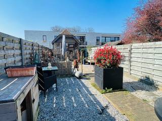 Sint-Andries, supergoede ligging, vlakbij alle winkels, scholen, zwembad, sportfaciliteiten.<br />Uiterst verzorgd INSTAPKLAAR <u>ENERGIEZUINIG</u> woonhuis (totale renovatie 2019) met grote, zonnige <u>ZUIDWEST</u>gerichte aangelegde terrastuin en prachtig ingericht HUISJE achteraan in de tuin, <br />Omvat: voortuin, inkomhal met vestiaire, ruime living, ingerichte gezellige zit- en kookkeuken, moderne badkamer met inloopdouche en apart toilet, veranda, ruime ingerichte bijkeuken met dressingkasten, wasplaats met aansluiting wasmachine en droogkast en bergruimte voor extra frigo's.<br />Prachtig aangelegd ZUID WESTgerichte terrastuin, gans de dag ZON.  Op het einde van de tuin een ontzettend charmant huisje in Franse eik met pelletkachel,<br />Boven 3 slaapkamers, zolderruimte met geïsoleerd dak.<br />Nieuwe pvc ramen (2023) met <u>driedubbe</u>lglas, top kwaliteit met vliegramen en electrische rolluiken. Centrale verwarming op aardgas, airco's( koelen en warmen) ( Daikin) in keuken, veranda en drie slaapkamers , 13 ZONNEPANELEN. Alle daken werden vernieuwd en geïsoleerd.  Een vijfpuntslot voordeur.<br /><br />Een Pareltje!  Juist verhuizen !