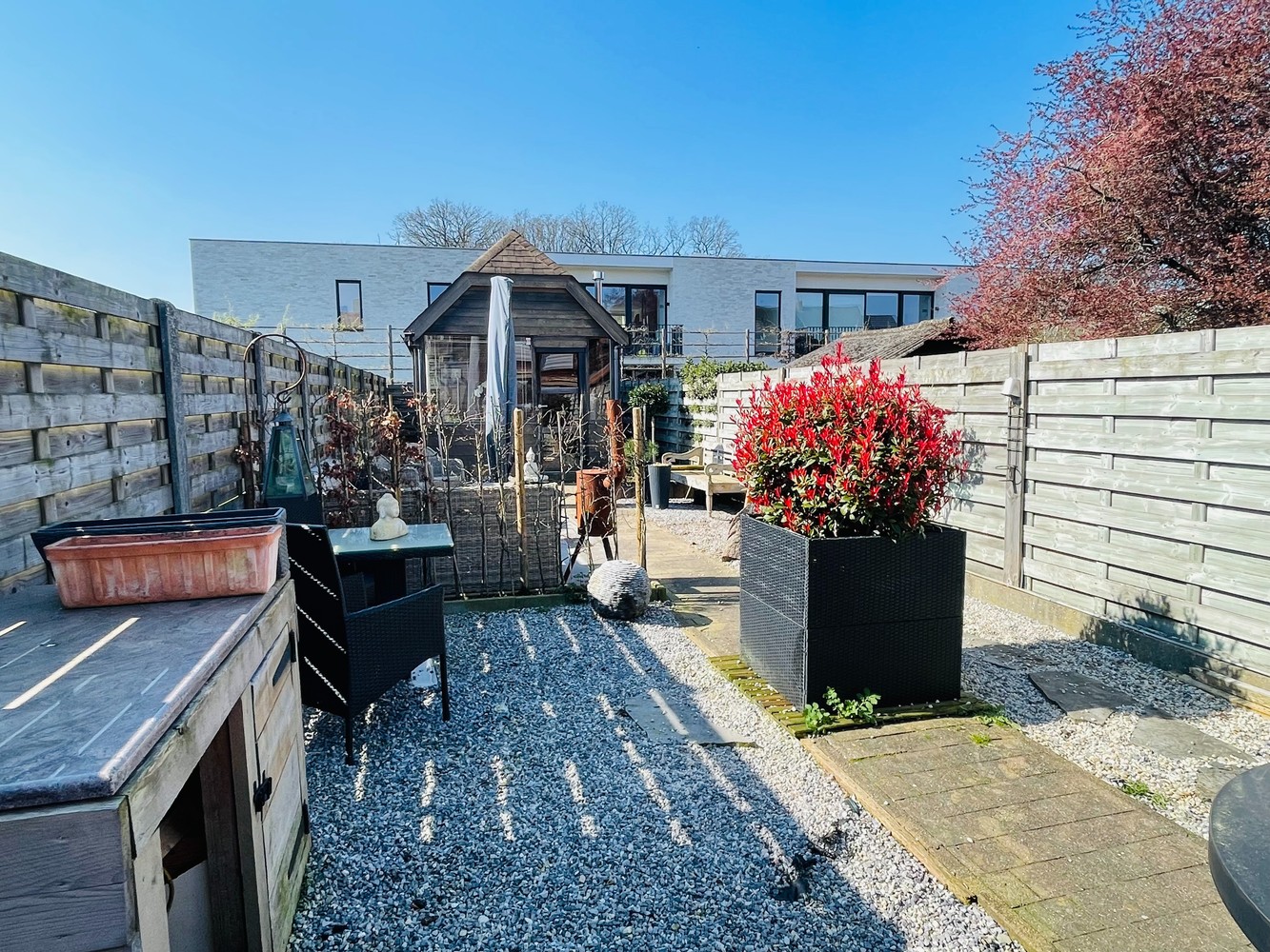 Sint-Andries,Uiterst verzorgd INSTAPKLAAR ENERGIEZUINIG woonhuis ( reno 2019) met grote, zonnige ZUIDWESTgerichte aangelegde terrastuin en prachtig ingericht HUISJE achteraan in de tuin, - foto 3