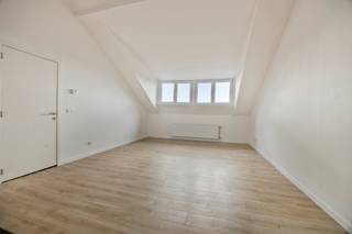Dit prachtig gerenoveerde penthouse bevindt zich op de bovenste verdieping van een authentiek herenhuis in het hart van Tienen. Met een...