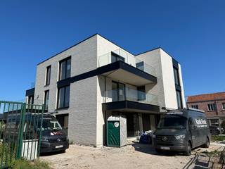 AANMELDEN VIA ONZE ERA WEBSITE !Modern nieuwbouwappartement met 2 slaapkamers en autostaanplaatsDit lichtrijke appartement beschikt over een inkomhal...