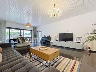 In een aangename en rustige woonomgeving vinden we deze smaakvol gerenoveerde rijwoning, gelegen aan de Crauwelshoeve in Lint.Deze charmante woning...