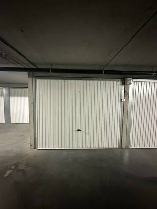 Deze garagebox is gelegen in een afgesloten gebouw genaamd "Residentie Zeezicht", gelegen aan de Zeedijk van Mariakerke.De garage is gelegen op...