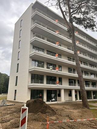 Dit mooie, nieuwe appartement is gelegen op de tweede verdieping in de nieuwe residentie Bosart, gelegen op de Schaapsdries in Genk. Tussen de natuur en op wandelafstand van het park en het centrum van Genk. <br />Het appartement heeft naast de lichtrijke living een ruim terras en een geïntegreerde keuken met alle hedendaagse elektrische toestellen ( o.a. ook een diepvries) en een kookeiland. De leefruimte beschikt eveneens over een apart leeshoekje of bureautje. Verder zijn er twee slaapkamers, een gastentoilet, een badkamer en een berging/ technische ruimte. De wagen kan ondergronds geparkeerd worden op een autostaanplaats op de -1. Hier is er ook een berging voorzien.<br />Het appartement zal geschilderd worden en voorzien van verlichting, vliegenramen en gordijnrails. Het zal klaar zijn voor verhuur tegen begin oktober.<br />In het complex zal een dak-park, speeltuin een ontmoetingsruimte,... voorzien worden.<br /><br />Waarom kiezen voor dit appartement:<br />- ligging in het groen en dicht bij het centrum<br />- zeer ecologisch<br />- voorzien van vliegenramen, verlichting, ...<br />- ...<br /><br />Heb je interesse in dit appartement? Neem dan contact op met Valère Vangeel via valere@vestio.com of 0472 323 424