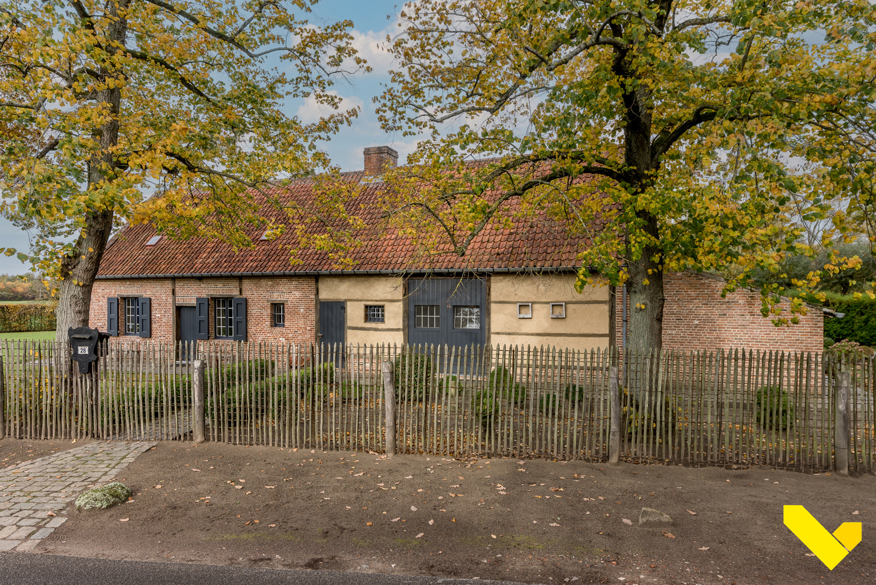 Unieke authentieke langgevelhoeve op uitzonderlijk perceel. - foto 1