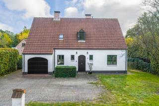 TE KOOP MET PRE-VIEW: enkel op afspraak.<br /><br />In een rustige en aangename woonwijk in Westmalle bevindt zich deze ruime woning, waar comfort, ruimte en functionaliteit hand in hand gaan. Het gelijkvloers werd in 2022 gerenoveerd en biedt een moderne en lichtrijke leefomgeving met een prachtig zicht op de tuin.<br /><br />INDELING:<br />Bij het binnenkomen wordt u verwelkomd in een ruime inkomhal, die toegang biedt tot een apart gastentoilet en een bureauruimte, ideaal voor wie van thuis uit werkt. Verder leidt de hal naar de ruime leefruimte met open, volledig geïnstalleerde keuken. Dankzij de grote raampartijen geniet u hier van een aangename lichtinval en een mooi zicht op het groen. Aansluitend aan de keuken bevindt zich een gezellig overdekt terras, waar u in alle rust kunt genieten van de tuin en het buitenleven.<br /><br />Verder beschikt het gelijkvloers over een praktische berging/wasplaats, met toegang tot de kelderruimte en de inpandige garage.<br /><br />Op de eerste verdieping bevinden zich drie ruime slaapkamers, een badkamer uitgerust met een dubbele lavabo en een ligbad, evenals een afzonderlijk toilet in de nachthal.<br />Daarnaast beschikt de verdieping over een ruime masterbedroom met aansluitende dressing en een ensuite badkamer, voorzien van een dubbele lavabo, ligbad en douche.<br /><br />Ook buiten heeft deze woning heel wat te bieden. De groene tuin en het overdekte terras vormen samen een heerlijke plek om te ontspannen en volop te genieten van de rustige omgeving.<br /><br />BIJZONDERHEDEN: <br />- Gunstige oriëntatie<br />- Goede locatie<br />- Veel groen<br />- Gunstig EPC<br /><br />Voor meer info of een bezoek ter plaatse kan u vrijblijvend contact opnemen met Kitty op 03.227.58.58 of kitty@reds.be.