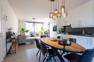 <p><span>Modern en lichtrijk appartement uit 2020, gelegen op de eerste verdieping. Dankzij de eigentijdse afwerking, het aangename terras en de uitstekende ligging is dit een ideale woonst voor wie comfort en bereikbaarheid belangrijk vindt.</span></p><p><span><strong>Troeven:</strong></span></p><ul><li><span>Nieuwbouwappartement uit 2020</span></li><li><span>EPC-label B</span></li><li><span>Lichtrijke leefruimte</span></li><li><span>Open, volledig uitgeruste keuken met keukeneiland</span></li><li><span>Terras met aangename avondzon</span></li><li><span>2 volwaardige slaapkamers</span></li><li><span>Moderne badkamer met inloopdouche</span></li><li><span>Apart toilet</span></li><li><span>Berging met aansluitingen voor wasmachine en droogkast</span></li><li><span>Op slechts 200 m van het station van Haaltert</span></li><li><span>Gemeenschappelijke fietsenberging</span></li><li><span>Private autostaanplaats achteraan het gebouw</span></li></ul><p><span><strong>Interesse? Neem vrijblijvend contact met ons op voor meer informatie of een bezoek!</strong></span></p>