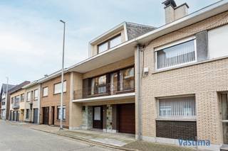 Deze gezinswoning met garage en zuidwestgerichte tuin biedt een uitzonderlijke kans voor wie een solide thuis zoekt met groeipotentieel.De...