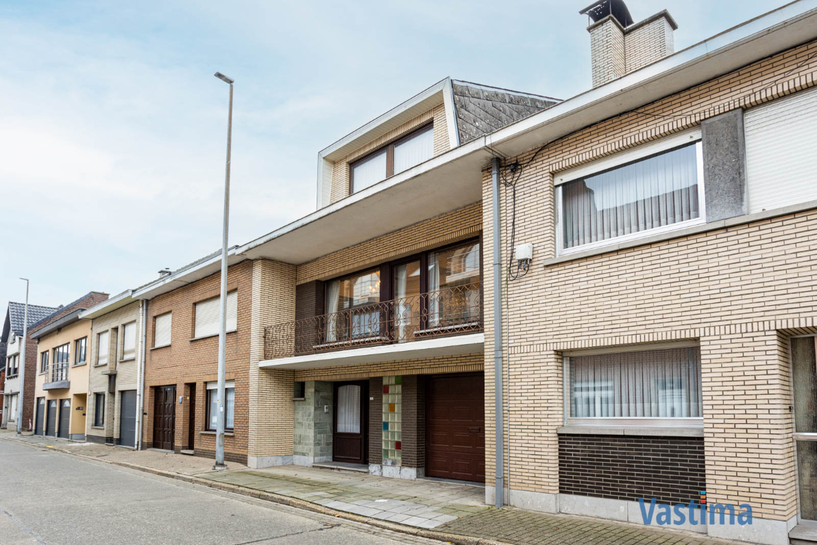 Ruime gezinswoning met potentieel nabij centrum Denderleeuw - photo 1