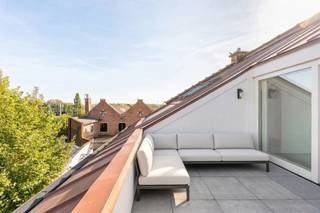 Lichtrijk appartement met groot terras in de oude Whitbread-fabriek<br /><br />Op de derde verdieping van de voormalige Whitbread-site in Antwerpen ligt dit appartement van circa 95 m². De fabriek is volledig heringericht met behoud van de oorspronkelijke architectuur: de industriële sfeer blijft voelbaar, het wooncomfort is van nu.<br /><br />Via een private inkom kom je in de open leefruimte, waar zithoek, eetplaats en keuken in elkaar overlopen. Het privéterras is opvallend ruim, ongeveer 16 tot 17 m², en ligt op de zon. De slaapkamer zit rustig, met ingebouwde kasten. De badkamer is uitgerust met douche, wastafel en toilet.<br />Veel licht, een groot terras, authentiek karakter en een centrale ligging in Antwerpen.