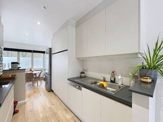 Zoek je een comfortabele thuis op een strategische locatie? Deze instapklare woning in Assebroek combineert een vlotte bereikbaarheid naar belangrijke invalswegen met alle nodige voorzieningen (winkels, scholen, openbaar vervoer) in de directe nabijheid.<br /><br />Indeling:<br />- Inkomhal (8m²) - Leefruimte (13m²) - Eetkamer (10m²) Keuken (8m²) - 1ste slaapkamer (13m²) - 2de slaapkamer (12m²) - Badkamer met douche en 2 lavabo's (7m²) - Kelder - Zongerichte stadstuin met terras.<br /><br />Algemeen:<br />- Huurprijs: € 1025,00/maand<br />- Onmiddellijk vrij<br /><br />De snelste manier om een bezoek te brengen aan dit pand? Vraag je bezoek aan via de roze knop op onze website (www.dewaele.com) en je wordt gecontacteerd door onze verhuurexpert Steffi.<br /><br />Telefonisch kunnen er geen afspraken gemaakt worden. Bij andere vragen kun je ons telefonisch contacteren via 050 444 999.<br /><br />Deze AI-visualisaties zijn bedoeld als inspiratie. Er werd geen rekening gehouden met technische specificaties, stedenbouwkundige voorschriften of de concrete mogelijkheden tot realisatie.