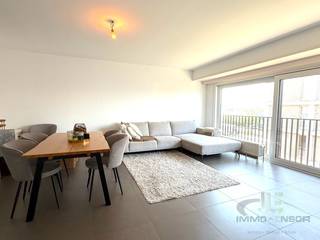 Dit volledig gerenoveerde appartement met twee slaapkamers is gelegen in een rustige straat op slechts 10 minuten wandelen van het strand. Het appartement beschikt over een ruime inkomhal, een lichtrijke woonkamer met open keuken en een praktische berging. Geniet bovendien van twee terrassen, zowel aan de voor- als achterzijde. Fietsenberging aanwezig. Een prachtig appartement op een uitstekende ligging! Maandelijkse kosten : € 800 huur +  € 125 syndic (inclusief voorschotten op de verwarming). Beschikbaar vanaf 15 september 2026. Voor alle info en bezoek : www.ensor.immo
