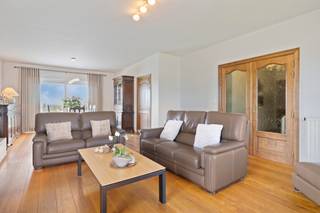 Bent u ook op zoek naar een vrijstaande woning met ruimte en rust?Deze bungalow in het landelijke Pajottegem biedt een aangename woonomgeving met een...