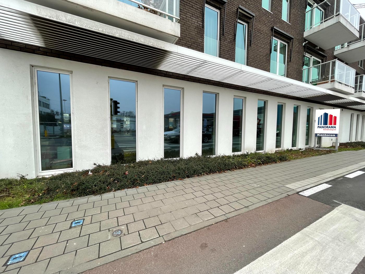 360 m² retail space with excellent visibility near the R0 ring road. - photo 5