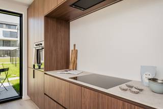<p>Deze prachtige nieuwbouwwoning combineert hedendaags wooncomfort met een stijlvolle en warme uitstraling. Dankzij het A-label en de warmtepomp geniet je hier van een energiezuinige en duurzame woning.<br /><br />De woning beschikt over drie slaapkamers en wordt gekenmerkt door een overvloed aan natuurlijke lichtinval. De ruime leefruimte vormt het hart van de woning en sluit naadloos aan op de moderne keuken met praktisch keukeneiland. De mooie houten vloeren zorgen doorheen de woning voor een warme en elegante sfeer.<br /><br />Een bijzondere troef is de tweede verdieping, die nog volledig naar eigen wens kan worden ingericht. Hier zijn verschillende mogelijkheden: creëer een ruime master bedroom met eigen badkamer en dressing, of maak er twee extra slaapkamers van.<br /><br />Ook buiten geniet je van extra ruimte en privacy dankzij de mooie tuin, ideaal om te ontspannen of gezellig te tafelen.<br /><br />Daarnaast bestaat er de mogelijkheid om een autostaanplaats aan te kopen, wat zorgt voor extra comfort.<br /><br />Een energiezuinige, lichtrijke en flexibele nieuwbouwwoning met tal van mogelijkheden, ideaal voor wie op zoek is naar modern wooncomfort en ruimte om de woning volledig naar eigen smaak in te richten. De woning zal verkocht worden aan het regime van 21%.Btw.<br /><br />Wonen in het centrum van Mariaburg biedt enorm veel voordelen: bakker, slager, grootwarenhuis (Delhaize), restaurants, cafés: u vindt alles op wandelafstand. Mariaburg geeft een uniek dorpsgevoel in de groene long rond Antwerpen.</p>