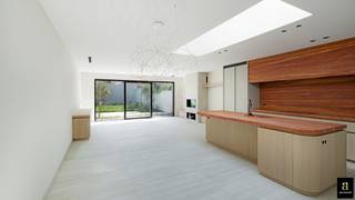 Deze stijlvolle nieuwbouwwoning wordt verhuurd op jaarbasis en combineert ruimte, comfort en energiezuinig wonen. Via de ruime inkomhal bereikt u...