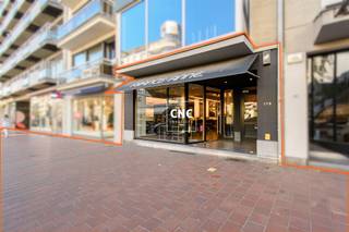 Exclusieve Commerciële Ruimte te Huur op Toplocatie in de Lippenslaan.Gelegen in het hart van Knokke biedt deze indrukwekkende commerciële ruimte een unieke kans voor ondernemers. Deze eigendom straalt een moderne, stijlvolle sfeer uit. Dankzij de ligging in een levendige winkelstraat geniet u van een constante stroom voorbijgangers – ideaal voor een commerciële bestemming. Bij binnenkomst verwelkomt een ruime, smaakvol ingerichte ontvangstruimte uw bezoekers. Perfect geschikt voor een salon of andere dienstgerichte activiteit. De ruimte is afgewerkt met hoogwaardige materialen en grote etalageramen zorgen voor een overvloed aan natuurlijk licht, waardoor een uitnodigende sfeer ontstaat voor klanten. De private, inpandige tuin achteraan biedt een extra buitenruimte voor eigen gebruik, volledig afgeschermd van klanten. Het achterste deel van het pand beschikt over moderne voorzieningen en kan flexibel worden ingericht naargelang de behoeften van uw onderneming. Met zijn strategische ligging en luxueuze uitstraling is dit handelspand een unieke kans om uw zaak op de kaart te zetten. Een absolute aanrader voor wie op zoek is naar een zichtbare en prestigieuze locatie in de Lippenslaan.Wenst u bijkomende informatie of wenst u een bezoek in te plannen? Contacteer Nathalie Colpaert op het nummer 0495/62 18 81 of via mail info@immocnc.be
