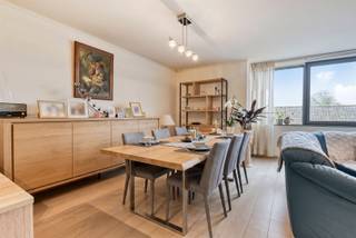 <h3><span>TOPLIGGING !</span></h3><h3><span>Ruim, modern appartement in het hartje van Oudenaarde</span></h3><p><span>Dit ruim appartement van </span><span>111 m²</span><span> combineert comfort en een uitstekende ligging in het centrum van Oudenaarde en beschikt over een </span><span>ruim zuidwestgericht groot terras</span><span>, ideaal om volop van de zon te genieten.</span></p><p><span>De zeer ruime leefruimte sluit naadloos aan op de </span><span>open ingerichte keuken</span><span>, wat zorgt voor een aangenaam en open woongevoel. </span></p><p><span>Verder beschikt het appartement over een </span><span>aparte berging</span><span>, een </span><span>afzonderlijk toilet</span><span> en </span><span>twee volwaardige slaapkamers</span><span>.</span></p><p><span>De volledig uitgeruste badkamer is voorzien van een </span><span>dubbele lavabo, douche én ligbad</span><span>, wat extra comfort biedt.</span></p><p><span>Daarnaast is er de </span><span>mogelijkheid tot aankoop van een grote garagebox met extra berging</span><span>, een absolute troef in het stadscentrum.</span></p><p><span> </span></p><p><span>Technische weetjes : </span></p><p><span>- CV op aardgas</span></p><p><span>- ALU schrijnwerk</span></p><p><span>- EPC B-label</span></p><p><span>- Elektriciteit conform</span></p><p><span>- Waterverzachter</span></p><p><span> </span></p><p><span> </span></p><p><span>Perfect onderhouden door de huidige huurder !</span></p><p><span> </span></p><p><span>Ideale opbrengsteigendom maar uiteraard ook geschikt voor eigen bewoning. <br /><br /></span></p><p><span> </span></p><p><span>Maak je afspraak via jurgen@immodhondt.be</span></p>