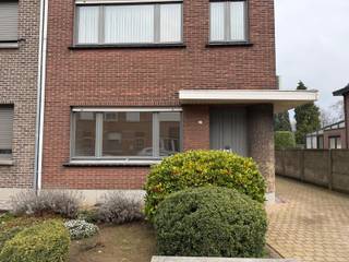 Dit gezellige appartement werd helemaal gerenoveerd. De indeling gaat als volgt: inkomhal, vervolgens de leefruimte met veel lichtinval,...