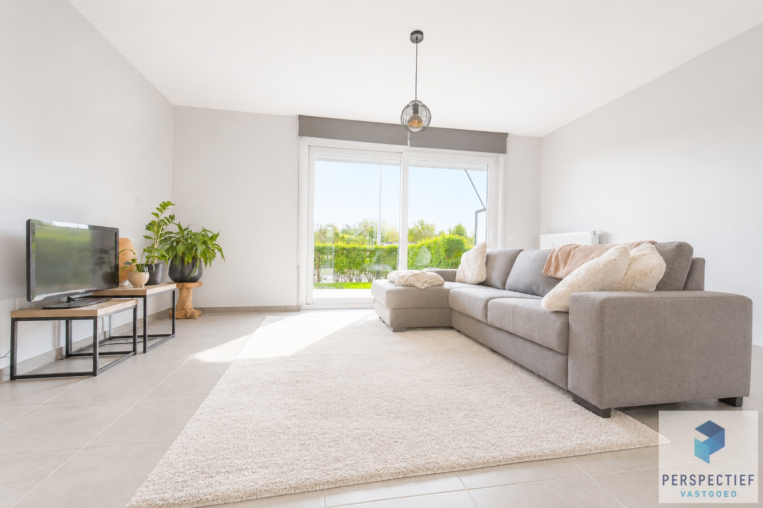 Ruim gelijkvloers appartement met 2 slaapkamers, voor- én achtertuin met terras & mogelijkheid tot aankoop staanplaats - foto 1