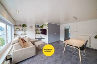 In een rustige buurt van Oostende vind je deze verzorgde bel-étagewoning, een ideale gezinswoning die comfort, ruimte en praktische indeling moeiteloos combineert. De woning werd gebouwd in 1964 en werd de voorbije jaren met zorg onderhouden en deels vernieuwd. <br /><br />Bij het binnenkomen word je verwelkomd in een ruime inkomhal met vestiaireruimte en handige berging onder de trap. Op het gelijkvloers bevindt zich tevens de garage, een praktische wasplaats met lavabo en aansluiting voor wasmachine, en een apart toilet. Achteraan geniet je van een aangename tuin met twee terrassen, perfect om te ontspannen.<br /><br />Op de eerste verdieping bevinden zich de leefruimtes. De lichtrijke woonkamer met tegelvloer en pvc-ramen met dubbel glas vormt het hart van de woning en sluit mooi aan op de aparte keuken, die uitgerust is met gasfornuis, vaatwasser, dubbele spoelbak en combi-oven. Van hieruit heb je toegang tot een zonnig terras met twee handige bergingen. De vernieuwde badkamer straalt frisheid uit met haar moderne inloopdouche, lavabo met meubel, toilet en handdoekradiator.<br /><br />De tweede verdieping biedt drie comfortabele slaapkamers, telkens met laminaatvloer en pvc-ramen met dubbel glas, en extra bergruimte via een zolderluik. <br /><br />Interesse? Contacteer ons en ontdek de troeven van deze woning!<br /><br />Neem voorsprong met een vrijblijvende en gratis schatting van uw eigendom via:<br />http://www.residentievastgoed.be/gratisonlineschatten