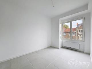 Op de derde verdieping van een recent gerenoveerd gebouw bevindt zich dit volledig vernieuwde appartement met een zonnig terras van ca. 5m²...