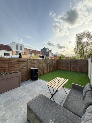 Gezellig gerenoveerde stadswoningOp zoek naar een instapklare woning waar je gewoon je koffers hoeft neer te zetten? Dan zit je met deze woning...