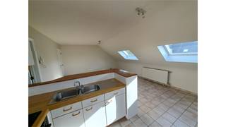 Een mooi gerenoveerd appartement op de tweede verdieping bestaande uit een woonkamer met open, ingerichte keuken, 1 slaapkamer, badkamer en eengarage...