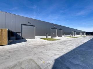 <u><strong>Benaderende OPPERVLAKTE:</strong></u><br />Magazijn: <strong>238.65m²</strong><br />Mezzanine: <strong>74.37m²</strong><br /><strong>Inclusief 2 private parkeerplaatsen en mezzanine </strong>voor de deur (grasdallen) en gemeenschappelijke fietsenstalling. <br /><strong>Grote manoeuvreerruimte</strong>, die de toegankelijkheid van opleggers mogelijk maakt.<br /><br /><strong><u>SPECIFICATIES:</u></strong>
<ul>
<li><strong>Constructie:</strong> Metalen constructie met volledige overspanning </li>
<li><strong>Wanden: </strong>Sandwichpanelen met isolatie en cellenbetonpanelen </li>
<li><strong>Bevloering:</strong> Gepolierde en gewapende betonvloer</li>
<li><strong>Dak:</strong> Geïsoleerd plat dak (steeldeck) met lichtkoepels (rookluiken). Mogelijkheid hierop <strong>zonnepanelen</strong> te plaatsen!!</li>
<li><strong>Poorten: </strong>elektrische sectionaalpoort (h: 4,5m x b: 4,8m) met afzonderlijke loopdeur</li>
<li><strong>Sanitair: </strong>1 toilet met spoelbak</li>
<li><strong>Mezzanine: </strong>74.37m²</li>
<li><strong>Vrije hoogte:</strong> ± 6m</li>
<li><strong>Verlichting</strong>: LED-verlichting</li>
</ul>
<u><strong>NUTSVOORZIENINGEN:</strong></u> Elektriciteit (drijfkracht, 3 x 400V, 32A), stads -en regenwater (regenput van 10.000 liter).<br /><br /><u><strong>LIGGING:</strong></u><br />Vlakbij haven van Zeebrugge, vlotte verbinding naar binnenland via expresweg van Brugge naar E40/E403/A11.<br />- Op 3,3 km van de oprit N31<br /><br /><u>* Bijzonderheden:</u><br />- Onmiddellijk beschikbaar bij het verlijden van de akte<br />- Verdeelsleutel grond (registratie) - en constructiewaarde (Btw): 45/55<br />- Vermelde verkoopprijs is exclusief btw (21%), aansluitingskosten en kosten voor opmaak van het PID en de basisakte.<br />- Onze referentie op <strong>www.centro.be</strong> : <strong>Q0835-67</strong> of contacteer ons via<strong> 050/70.01.02</strong> voor meer info.