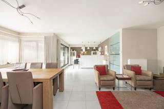 Ruim appartement op de tweede verdieping met o.a. twee slaapkamers, twee terrassen en ruime ondergrondse garagebox in het centrum van Turnhout...