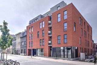 <strong>Bemeubelde studentenstudio nabij diverse campussen</strong><br /><br />Bent u op zoek naar een rendabele investering in studentenvastgoed? In het moderne studentencomplex VIA DAM bieden wij volledig bemeubelde studentenstudio's aan op een uitstekende locatie, op wandelafstand van Campus Ellermanstraat en Campus Spoor Noord. De studio is volledig ingericht en voorzien van een eigen badkamer, bureau, koelkast en een 1-persoonsbed (matras zelf te voorzien). De kwalitatieve afwerking, de moderne infrastructuur en de centrale ligging maken deze studio bijzonder aantrekkelijk voor zowel studenten als investeerders.<br /><br />Het complex ligt op een toplocatie nabij Park Spoor Noord, met openbaar vervoer op ongeveer 550 meter en een A-velo-station op slechts 120 meter afstand. Dankzij deze uitstekende bereikbaarheid geniet de studio van een sterk verhuurpotentieel. Bewoners beschikken over twee volledig uitgeruste gemeenschappelijke keukens met ontspanningsruimte, een ruim zonneterras met uitzicht op de Boerentoren, een ondergrondse fietsenstalling en een ondergrondse parking. Daarnaast zijn alle deuren voorzien van digitale BOLD-sloten, werd de centrale verwarming vernieuwd in 2025–2026 en zorgen camerabewaking in de gemeenschappelijke delen en op de parking voor een veilige woonomgeving.<br /><br />De maandelijkse provisie bedraagt €80 en omvat wifi (studenteninternet), water- en elektriciteitsverbruik, afvalophaling en het onderhoud van de gemeenschappelijke delen.<br /><br /><strong>Bijzonderheden:</strong><br />- Bemeubelde studentenstudio<br />- Potentiële huurprijs: €650/maand<br />- Digitale BOLD-sloten op alle deuren<br />- Vernieuwde centrale verwarming (2025–2026)<br />- Camerabewaking in de gemeenschappelijke delen en parking<br />- Twee gemeenschappelijke keukens en ruim terras<br />- Ondergrondse fietsenstalling en parking