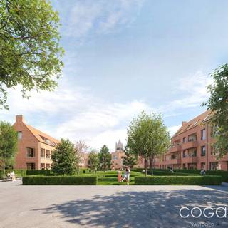 <p><strong><em>Houthof, AMBER - </em></strong><em>Licht, ruimte en verbinding</em></p>
<p>Houthof ademt Kempense charme met een knipoog naar rust én levendigheid. Gelegen midden in het dorp, met een centrale binnentuin als blikvanger.</p>
<p><strong>Appartement AM_0.11: knap gelijkvloers hoek-appartement (101m²) met doorzonleefruimte en twee terrassen. </strong>Indeling als volgt: inkomhal met gastentoilet en vestiaireruimte, <strong>doorzonleefruimte</strong> met centrale open ingerichte keuken (samen ca. <strong>41,5m²</strong>), bergruimte/wasplaats (ca. 4,3m²), <strong>twee slaapkamers</strong> (13,1m² en 11,6m²) en ingerichte badkamer. De leefruimte ziet via de <strong>ramen in drie gevels</strong> zowel uit op de Dorpsstraat, het Spoor (de trage doorgang van de Dorpsstraat naar de Fruithoflaan) als op het <u>groene binnengebied</u>. Vooraan geeft de leefruimte via een schuifraam uit op een <strong>zuidgericht overdekt terras van ca. 9,7m²</strong> en achteraan op een <strong>open terras van ca. 7,2m²</strong> met tuintje 13,4m² <span>langsheen het groene binnengebied.</span></p>
<p>Het <u>energiezuinige</u> <u>appartement</u> (<strong>max. E30</strong>) wordt volledig en degelijk afgewerkt; zo is er thermisch onderbroken aluminium buitenschrijnwerk met isolerende beglazing, vloerverwarming in combinatie met een <strong>individuele lucht-water warmtepomp,</strong> balansventilatie en een regenwaterrecuperatie-systeem! Extra aandacht wordt besteed aan akoestische isolatie (ontdubbelde scheidingswanden, akoestische vloerisolatie, …). Grote ondergrondse parkeerkelder (lift tot appartement). Verplichte aankoop van minimum één kelderparking.</p>
<p><em>Houthof, dorpse charme, tijdloze uitstraling</em></p>
<p>Contacteer ons voor meer informatie of een vrijblijvende afspraak: info@coga.be - 03/636.47.47.47.</p>