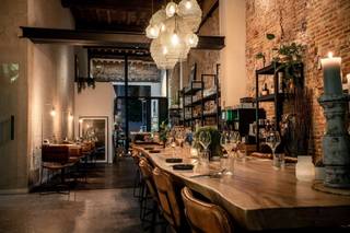 <p><span>Opbrengsteigendom in hartje Mechelen bestaande uit:</span></p><p><span> </span></p><p><span>- Handel gelijkvloers (restaurant met tuinterras + half-open overdekt terras)</span></p><p><span>- Handel gelijkvloers (kantoor) </span></p><p><span>- 1 appartement op de 1</span><span><sup>e</sup></span><span> verdieping</span></p><p><span>- 1 duplex appartement </span></p><p><span>- Achterliggend gebouw (stockage + garage)</span></p><p><span>Totaal gerenoveerd pand bestaande uit 2 commerciële ruimtes op het gelijkvloers, waarvan het horeca gedeelte is uitgebreid met een pergola + terras. Op de 1</span><span><sup>e</sup></span><span> verdieping is een appartement op 1,5 niveau en op de 2</span><span><sup>e</sup></span><span> verdieping is een groot duplex appartement met inpandig terras (borstwering wordt nog geplaatst). Via de Zakstraat is het achterste bijgebouw bereikbaar, dienstig als ruime berging met koelcel + grote stockruimte + garage (1 wagen) .</span></p><p><span>De appartementen zijn bereikbaar via een aparte ingang met een huislift.</span></p><p><span> </span></p>