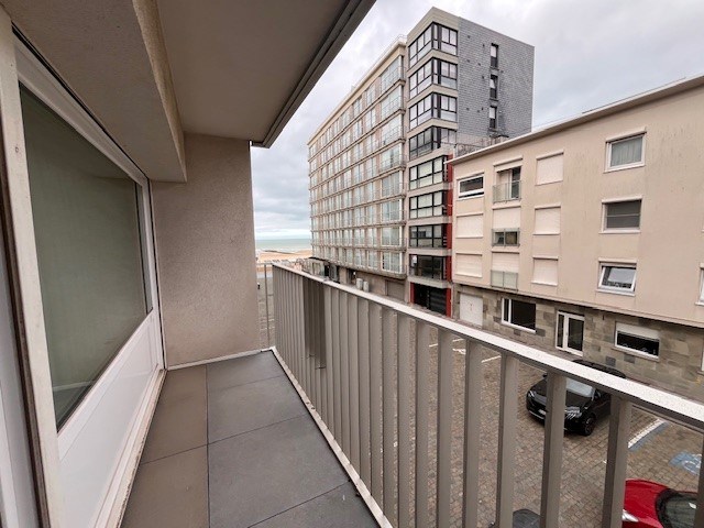 Te renoveren studio met zeer ruim balkon met zijdelings zeezicht. - foto 3