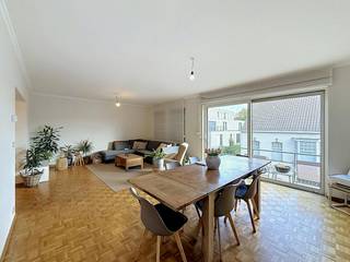 Dit zeer ruim en lichtrijk appartement met 3 slaapkamers is op zoek naar nieuwe bewoners! Ben jij op zoek naar een gezellig appartement in Deerlijk? Dan is deze topper iets voor u!<br /><br />INDELING<br /><br />- inkomhal<br />- toilet<br />- lichtrijke leefruimte<br />- open keuken <br />- slaapkamer 1<br />- slaapkamer 2<br />- slaapkamer 3<br />- badkamer voorzien van dubbele lavabo, douche en ligbad<br /><br />TROEVEN<br /><br />+ 3 slaapkamers<br />+ lichtrijk<br />+ gunstig EPC <br />+ garagebox: verplicht bij te huren voor € 60,00/maand<br /><br />De snelste manier om een bezoek te brengen aan deze woning? <br />Vraag je bezoek aan via de rode knop op onze website (www.dewaele.com) en je wordt gecontacteerd door onze makelaar. <br />Telefonisch kunnen er geen afspraken gemaakt worden. <br />Bij andere vragen kun je ons telefonisch contacteren via 056 605 605.