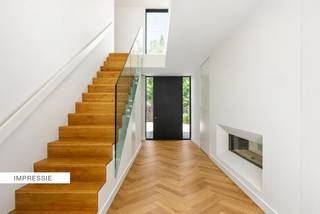 Deze prachtige exclusieve villa, is gelegen in de groene omgeving van Schilde. Het betreft een strakke high-end villa met een ruime tuin en maar liefst 5 slaapkamers. De woning is volledig gerenoveerd in 2025 en beschikt over een perceeloppervlakte van 2856m² met zuidoriëntatie en een bewoonbare oppervlakte van wel 438m².<br /><br />Deze zeer energiezuinige villa met A-label beschikt over alle moderne technieken die je maar kunt wensen.<br /><br />Gelijkvloers:<br />De zeer indrukwekkende entrée met veel lichtinval brengt ons tot praktijkruimte/gastenverblijf met douchekamer en tot de leefruimten van de villa.<br />Dit is een gezellige leefruimte met gashaard met prachtig zicht op het terras en de tuin.<br />Een charmante bar in deze leefruimte heeft alsook het mooie open zicht op de tuin en toegang tot het zwembad met poolhouse.<br />Aansluitend de leefruimte treffen we de zeer royale leefkeuken met volledig geïnstalleerd eiland.<br />Via de zij-inkom met voorziening van bergingkasten is er eveneens toegang tot deze leefkeuken.<br /><br />Eerste verdieping:<br />Een unieke look and feel met het prachtige bamboe parket!<br />De royale master bedroom met dressing en badkamer, een wasplaats en drie ruime slaapkamers met elk een douchekamer (waarvan 1 met de voorzieningen die klaarliggen), vormen een mooi en praktisch geheel met alle voorziene comfort.<br /><br />De tuin:<br />Genieten aan het poolhouse met openhaard, keuken en terras.<br />Hier beneden werd alsook een ruime badkamer en kleedruimte voorzien.<br /><br />Bijzonderheden:<br />-nieuwe driedubbel geïsoleerde ramen<br />-zonnepanelen op batterij<br />-laadstation<br />-domotica systeem<br />-alarminstallatie met camerabeveiliging<br />-safety room<br /><br />De tuin is gelegen op het zuiden, waardoor u de hele dag kunt genieten van de zon. Daarnaast beschikt de woning over maar liefst 6 badkamers en 4 parkeerplaatsen, waardoor er altijd voldoende ruimte is voor u en uw gasten.<br /><br />Kortom, deze woning is een droomhuis voor wie op zoek is naar luxe, ruimte en comfort. Met zijn vele slaapkamers, badkamers en parkeerplaatsen is deze woning ideaal voor een groot gezin of voor wie houdt van ruimte en privacy. Aarzel niet langer en ontdek deze unieke woning in Schilde!