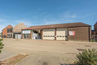 <div>
<div>
<div>
<div>
<p>Deze eigendom op een perceel van 833 m², gelegen in een woongebied met landelijk karakter, waar verder geen RUP, BPA of bestaande verkaveling van toepassing is biedt een mooie kans voor wie op zoek is naar ruimte en mogelijkheden. De woning en het naastgelegen magazijn vragen renovatie, maar vormen samen een interessante basis voor een nieuw project.</p>
<p>Dankzij de ligging en perceelgrootte is dit pand niet alleen geschikt voor renovatie, maar ook voor herontwikkeling. Een invulling met open of halfopen bebouwing ligt hier het meest voor de hand, met potentieel voor twee tot drie woningen, mits de nodige vergunningen.</p>
<p>Het perceel is momenteel sterk bebouwd, waardoor een herinrichting met aandacht voor kwalitatieve tuinzones en wooncomfort aangewezen is. De concrete mogelijkheden zijn afhankelijk van het gewenste project en dienen afgestemd te worden met de bevoegde instanties.</p>
<p>Een interessante opportuniteit voor wie wil investeren, ontwikkelen of wonen in een rustige, landelijke omgeving met toekomstperspectief.<br /><br />Stedenbouwkundige info: Vg - Wgl k - Gmo - Gvkr - Gvv<br /><br />Meer informatie en documenten op www.malines-group.be</p>
</div>
</div>
</div>
</div>
<div></div>
<div>
<div>
<div>
<div>
<div></div>
</div>
</div>
</div>
</div>