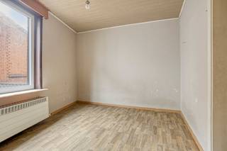 <p>Dit gebouw in het centrum van Denderleeuw ligt op wandelafstand van het station en biedt veel potentieel en mogelijkheden. Dankzij de centrale ligging is dit pand ideaal voor investeerders of wie wonen en werken wil combineren.</p><p></p><p>Op het gelijkvloers bevinden zich twee afzonderlijke handelsruimten met een koer, wat diverse commerciële invullingen mogelijk maakt. Via een gemeenschappelijke inkom is er toegang tot het appartement op de eerste en tweede verdieping.</p><p></p><p>Het ruime appartement biedt veel ruimte en tal van mogelijkheden.</p><p></p><p>Het pand dient volledig gerenoveerd te worden en vormt een interessante opportuniteit voor wie op zoek is naar een project met potentieel in Denderleeuw. Neem gerust contact op voor meer informatie of een bezoek.</p>