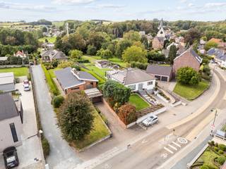<p>[[ DIT PAND NEEMT DEEL AAN DE ERA OPEN HUIZEN DAG OP 19/9 VAN 13:00 TOT 14:00 ]]</p>

<p><strong>Op zoek naar een te moderniseren, goed onderhouden bungalow op een mooi perceel met een vlotte bereikbaarheid? Gevonden!</strong></p>

<p>Deze gelijkvloerse woning gelegen is op wandelafstand van het gezellige centrum van Onze-Lieve-Vrouw-Lombeek, de 2de mooiste gemeente van Vlaanderen. Onze-Lieve-Vrouw-Lombeek (en het Pajottenland) is gekend voor haar vele mooie wandel-en fietsroutes.<br /><br />Deze solide bungalow is gelegen op een ideaal zuid-west georiënteerd perceel waardoor je vanaf de middag kan genieten van de zon! Het recent vernieuwde en geïsoleerde dak vormt een extra belangrijke troef. Dankzij haar ideale ligging heb je steeds een vlotte verbinding naar Brussel, Ternat en Halle.<br /><br />De woning omvat een inkomhal met toegang tot de keuken, de leefruimte, de nachthal, een apart toilet en de kelderverdieping. De ruime leefruimte geniet van enorm veel natuurlijke lichtinval dankzij haar grote raampartijen. Via de nachthal met ingebouwde kasten bereik je de badkamer met ligbad en 3 slaapkamers. Tot slot beschikt deze woning over een grote kelder met plaats voor 2 wagens en stockageruimte.</p>

<p><strong>Is jouw interesse gewekt? Contacteer ons vandaag nog voor een bezoek!</strong></p>