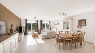 Perfect onderhouden woning rustig en centraal gelegen in het centrum van Duinbergen, met alle winkels en het station op wandelafstand. Een stevige woning met een mooie stadstuin en voldoende parkeerplaats op eigen terrein.<br /><br />Ruime inkomhal met de trap en een gastentoilet, een gezellige leefruimte, die dankzij de grote raampartijen een aangenaam contact met de tuin biedt. Aansluitend bevindt zich de ruime, afgesloten keuken met een praktische berging, voorzien van aansluitingen voor wasmachine en droogkast. De tuin is onderhoudsvriendelijk aangelegd, beschikt over een aparte ingang en geniet van een gunstige zuidoostelijke oriëntatie.<br /><br />Op de eerste verdieping bevinden zich drie volwaardige slaapkamers. Eén van de slaapkamers geeft toegang tot een extra ruimte die perfect kan dienen als dressing, bureau of hobbykamer. Verder beschikt de woning over een moderne badkamer met inloopdouche én een tweede douchekamer, wat zorgt voor extra comfort.<br /><br />De buitenruimte is mooi, verzorgd en onderhoudsvriendelijk. De woning beschikt over een extra grote oprit met plaats voor 2 wagens en een aparte garage.<br /><br />Energielabel C dus geen renovatieplicht, overal dubbele beglazing, 2 parkeerplaatsen + een garage op eigen terrein, betonnen gewelven,....<br /><br />Bezoeken? Neem contact op met Willem Cauwels op tel 050.89.27.70