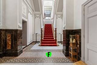 Pittoresk gelegen langs de vaart in Oudenburg, treffen we deze historische parel aan. De eclectische herenwoning dateert van 1899 en straalt een unieke charme en flair uit. <br /><br />Op heden is het pand ingericht als een feestzaal met restaurantgedeelte. Deze bloeiende zaak is zeer gunstig gelegen en geniet een vlotte bereikbaarheid. <br /><br />Het pand is daarenboven opgedeeld in verschillende compartimenten, waardoor u meerdere evenementen tegelijk kunt laten doorgaan. Denk dan bv. aan een receptie in de grote zaal op de verdieping en een communie in de zaal & tuin beneden. <br /><br />De mogelijkheden zijn dan ook eindeloos dankzij het ruime restaurant gedeelte, een eerste zaal beneden en een twee, grote zaal op de verdieping. Daarenboven is er ook een orangerie/jachthuis met verbinding met de fraaie tuin. Deze tuin is zeer ruim en biedt de plaats voor onder meer een terras, speeltuin, springkasteel,… kortom alle mogelijkheden voor een leuk tuinfeest. <br /><br />Zeer belangrijk is de aanwezigheid van twee sanitaire blokken, één binnen en één buiten. <br /><br />Met een zeer ruim oppervlak voor de keuken, en bijhorende stockageruimtes, heeft u hier ook tal van ruimte om al uw evenementen van de nodige drank en spijs te voorzien, gaande van culinaire gerechten tot eenvoudigere recepties. <br /><br />De zolderruimte biedt daarenboven een groot volume aan stockageruimte. <br /><br />Tot slot is er nog een privatieve woongelegenheid in het pand: met een eigen leefruimte, badkamer en twee ruime slaapkamers.<br /><br />