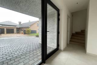 <p>Deze nieuwbouwwoning combineert hedendaags wooncomfort met een vooruitstrevende energie-efficiëntie. Dankzij het negatief E-peil woon je bijzonder zuinig, met een minimaal  energieverbruik en een maximaal wooncomfort. Deze BEN-woning is uitgerust met de nieuwste duurzame technologieën, waaronder zonnepanelen, een warmtepomp, ventilatiesysteem D met warmterecuperatie, 3-dubbele zonwerende beglazing, regenwaterrecuperatie en een aansluiting voor een laadpaal.<br /><br />Bij het binnenkomen van de woning kom je in de inkomhal met gastentoilet, die toegang geeft tot een lichtrijke leefruimte met eetgedeelte en een prachtig zicht op de tuin. De grote raampartijen zorgen voor een overvloed aan natuurlijk licht en creëren een aangename woonbeleving. De volledig ingerichte moderne keuken, uitgerust met kwalitatieve toestellen heeft een aansluitende berging/wasplaats die tevens dienst doet als technische ruimte.<br /><br />Op de eerste verdieping bevinden zich drie slaapkamers, een berging, een dressing en een badkamer met bad en douche. <br /><br />Buiten geniet je van een volledig omheinde oost gerichte tuin met terras waar je in alle rust kan ontspannen. Voor de wagens zijn twee parkeerplaatsen voorzien. <br /><br />EPC -14 kWh/m²- label A+<br />Grondwaarde: 112.000€ + 12% registratierechten + constructiewaarde: 368.000€ + 21% BTW<br />WGlk-Gdv-Gvv-Gvkr</p>