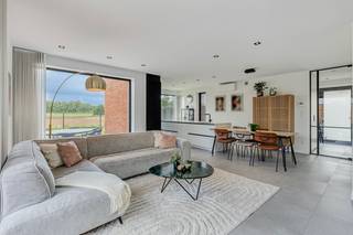 deze recente, instapklare energiezuinige woning in halfopen bebouwing bevindt zich in een rustige woonwijk in Boutersem. De woning biedt heel aangename, heldere en open leefruimtes op het gelijkvloers en 3 kamers op de verdieping. Achteraan en naast de woning is er een volledig omheinde en aangelegde tuin met terras en tuinhuis, die uitkijkt op de omliggende velden.
Omvattende:
Gelijkvloers: inkomhal, open leefruimte, keuken, berging en wasplaats, toiletruimte
Eerste verdieping: nachthal, 3 slaapkamers, badkamer, toiletruimte
Oprit, terras en tuin: aangelegde oprit voor 2 wagens, omheinde tuin met terras en tuinhuis
Ligging: de woning bevindt zich in een rustige woonwijk die grenst aan agrarisch gebied. Alle faciliteiten bevinden zich in de nabije omgeving. Bushaltes zijn vlakbij, het station van Vertrijk bevindt zich op 1,5 km en de aansluiting met de E40 is op een 3-tal km rijden.
https://www.itimmo.be/eyckeveld-36-3370-boutersem
De beschikbaarheid van deze woning is onderling overeen te komen.