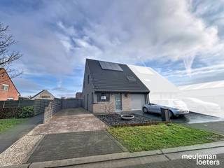 Op wandelafstand van het commercieel centrum van Wingene is deze recent gebouwde woning gelegen.Deze woning werd volledig afgewerkt en geniet van een...