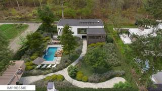 Deze recente villa uit 2016 bevindt zich op een uitzonderlijke residentiële locatie in Herentals, met een prachtig uitzicht op het...