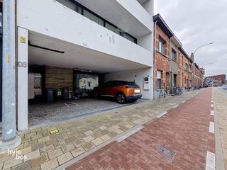 <p><span>Immeuble commercial stratégiquement situé dans un emplacement exceptionnel à Sint-Niklaas, juste en face de VITAZ et facilement accessible pour les clients et les visiteurs. Grâce à sa situation centrale, cet immeuble constitue le point de départ idéal pour une profession libérale, un cabinet, des bureaux ou une activité de services. Le local est actuellement aménagé en crèche et dispose d'un agencement pratique comprenant un espace bureau, une cuisine ouverte, trois pièces séparées pouvant parfaitement servir de bureaux, de cabinets ou de salles de consultation, des toilettes séparées et une terrasse. Les deux places de parking privatives situées à l'avant du bâtiment constituent un atout supplémentaire, offrant une valeur ajoutée considérable tant pour les clients que pour les collaborateurs. De plus, le bien est équipé d’un chauffage central au gaz naturel et est disponible immédiatement. Loyer : € 950 par mois. Cet emplacement commercial de premier choix vous intéresse ? Contactez-nous dès aujourd’hui et organisez votre visite.</span></p><p><span> </span></p>