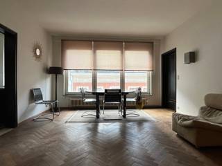 Ontdek dit charmante gemeubelde appartement met vintage karakter op de 3de verdieping van een kleinschalig gebouw, gelegen in het commerciële hart...