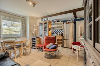 Vlakbij de zeedijk van Koksijde vinden we residentie Vista Del Mar met een goed onderhouden appartement (54m²) te koop. Rustig gelegen met het...