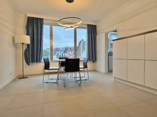 <p>Dit prachtige appartement van 58m² is ideaal gelegen op de derde verdieping van een gebouw in Ukkel, op een steenworp van het Terkamerenbos en Winston Churchill. Het biedt een inkomhal met vestiaire, lichtrijke woonkamer, keuken, badkamer (wastafel, bad met douchescherm en wasmachine) en een aparte slaapkamer. Provisie kosten: €250/maand (gemeenschappelijke delen, verwarming en warm/koud water). EPC: D. Onmiddellijk beschikbaar. U zult genieten van de locatie en de natuurlijke lichtinval! Absoluut een bezichtiging waard.</p>
<p> </p>
