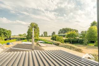 Deze nog verder af te werken woning ontvangt je in een compacte inkomhal, en zo kom je verder tot in een ruime leefruimte. De aanpalende keuken is reeds grotendeels volledig vernieuwd (afwerkingsmaterialen zijn aanwezig), en via een achterhalletje komen we tot in de badkamer met douche. In de keuken beschik je over een handige opbergruimte. Op de eerste verdieping vinden we de enige slaapkamer terug. Deze heeft rondom zicht op de landelijke omgeving, en een dressing vormt hier een mooie bonus. Op het einde van de lange oprit naast de woning is er een grote carport aanwezig, waardoor er plaats is voor meerdere wagens. Achter de woning kun je genieten van het buitenleven in een ruime tuin, met uitzicht op de landelijke omgeving. Deze woning is een mooie opportuniteit voor handige Harry's, die nog enkel werk moeten maken van de verdere afwerking om van deze woning een mooie thuis te maken. In alle leefvertrekken is airco aanwezig. Bezoekdag 29/08: Inschrijven via mail naar tommy@immo-home.be, geen telefonische inschrijvingen! Volg ons op Fb en Insta. Voor meer info: www.immo-home.be. GRATIS SCHATTING & GRATIS FINANCIEEL ADVIES